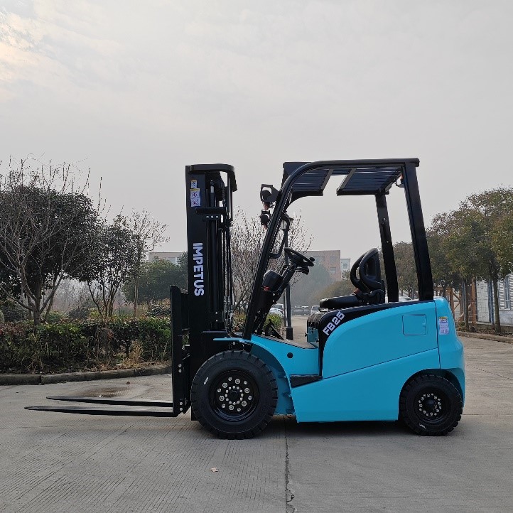 Le chariot élévateur électrique Impetus couvre une plage de capacité de 1,0 tonne à 8 tonnes